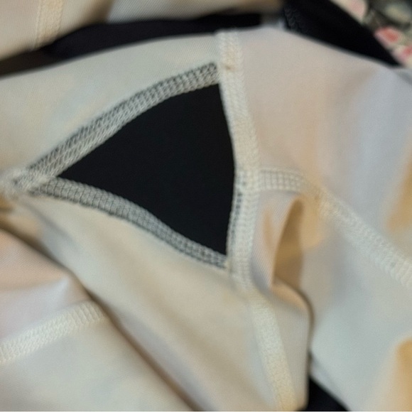 Lululemon Inspire Tight II Luxtreme (Mesh)
Pigment Wave Multi / Black

#149 - Picture 7 of 9